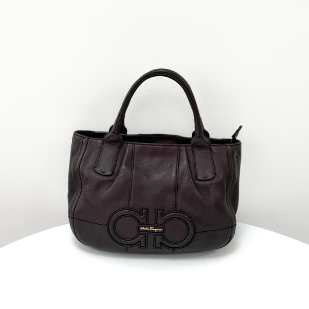 페라가모 간치니 엠보싱 레더 토트백