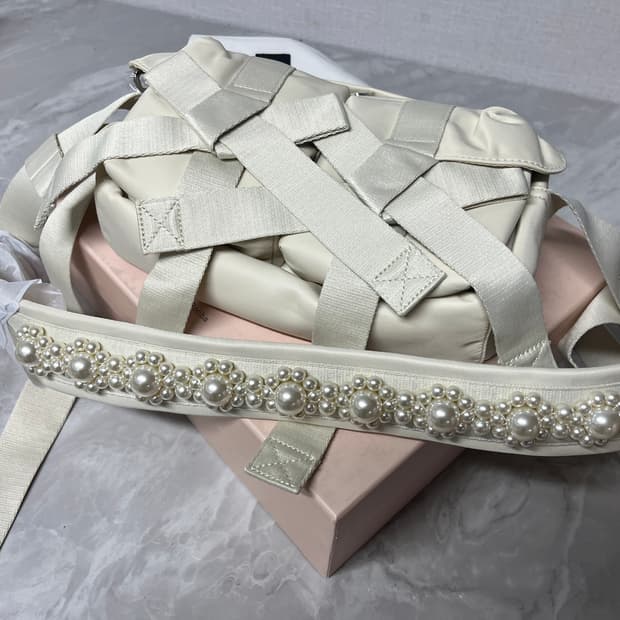 시몬로샤 크로스바디 보우백아이보리 새제품