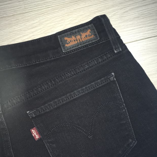 Levi’s red tap black shorts
