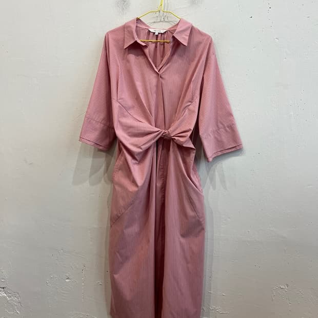 온앤온 스트라이프 꼬임 원피스