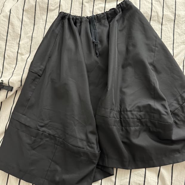 꼼데가르송 꼼데가르송 24SS 비대칭 폴리 스커트 (블랙 S)