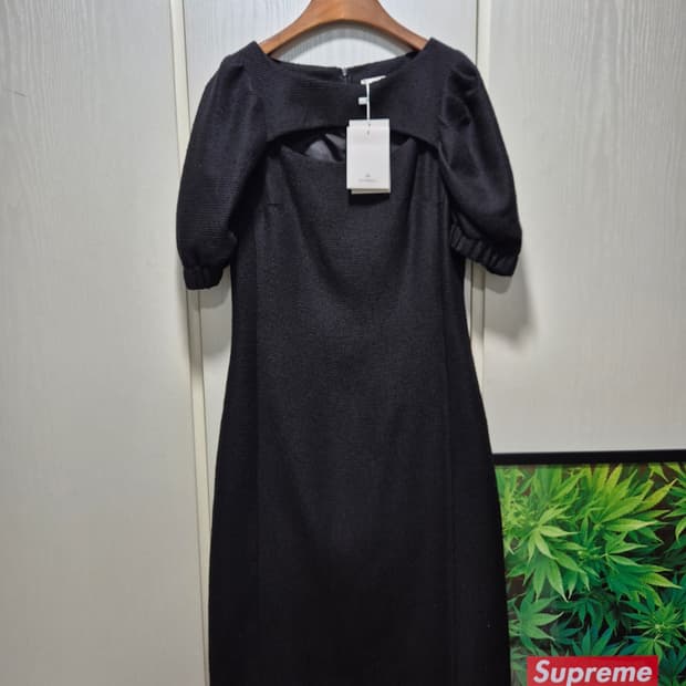 (타임세일)(새상품)OUTSHELL 블랙 퍼프 반팔 원피스