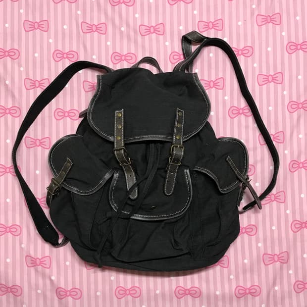 쓰리포켓 챠콜 가죽스트랩 백팩