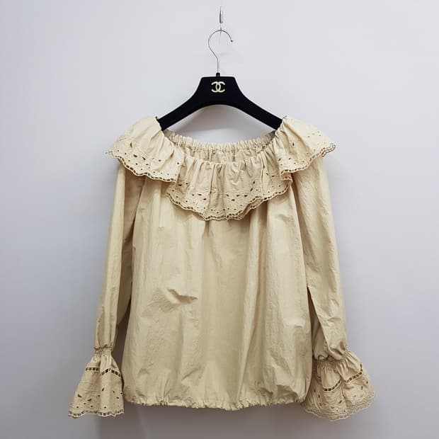 한섬 타임 TIME 프릴 오프숄더 레이스 블라우스 F사이즈