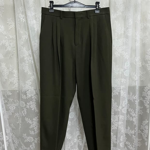 2) 라벨 아카이브 핀턱 슬랙스 카키