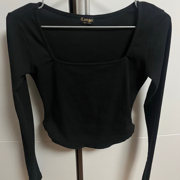 Tanger 블랙 롱슬리브 크롭 티셔츠