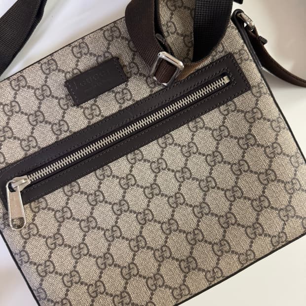 구찌 GG 수프림 캔버스 메신저백