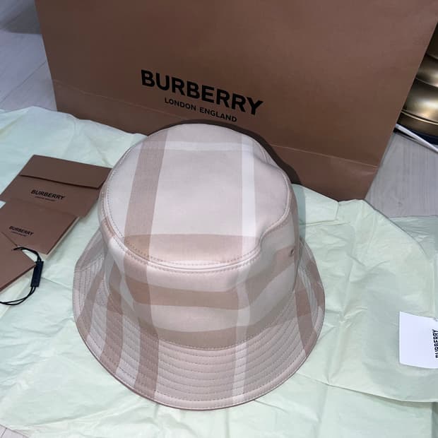 버버리 파스텔톤 버킷햇