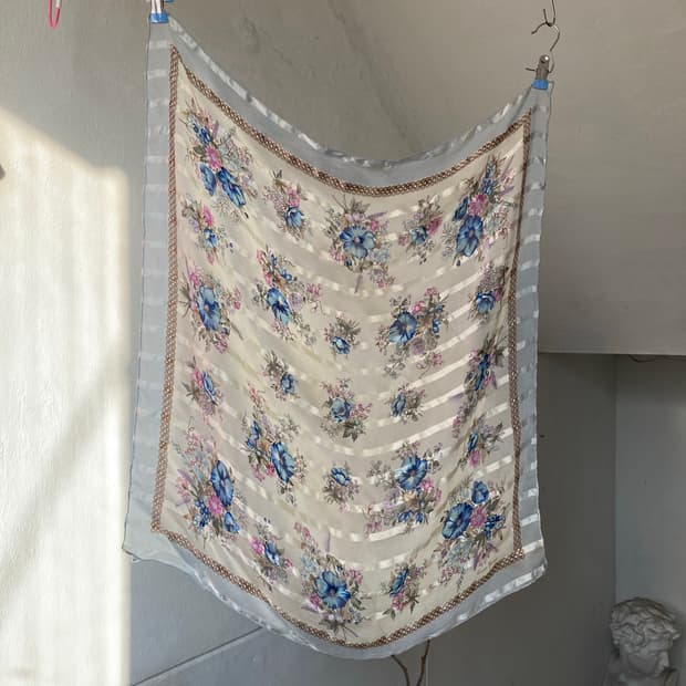 파스텔 블루 플라워 스카프