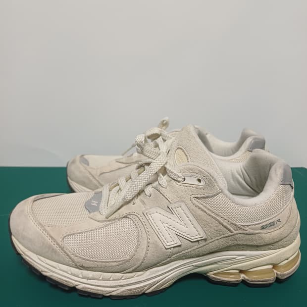 뉴발란스 2002R 오프 화이트 [240]