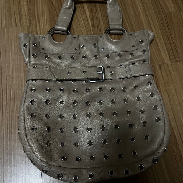 지센 펀칭 디테일 가죽 토트백