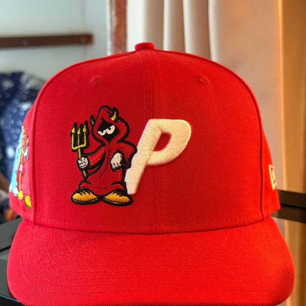 PALACE SKATEBOARDS와 NEW ERA의 콜라보레이션 캡