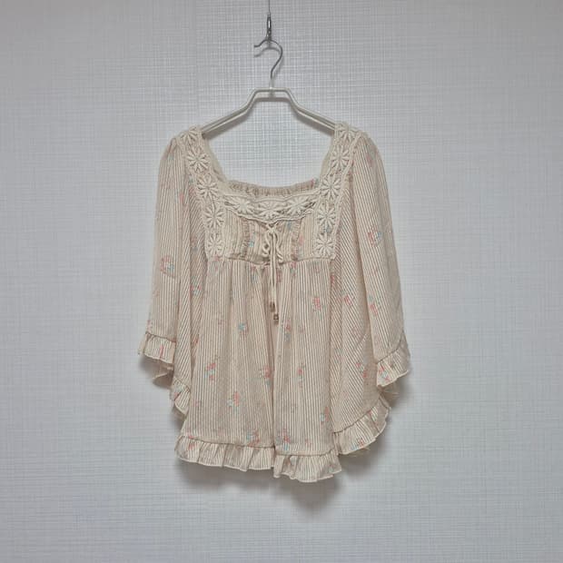 리즈리사 연베이지 잔꽃 스트라이프 블라우스