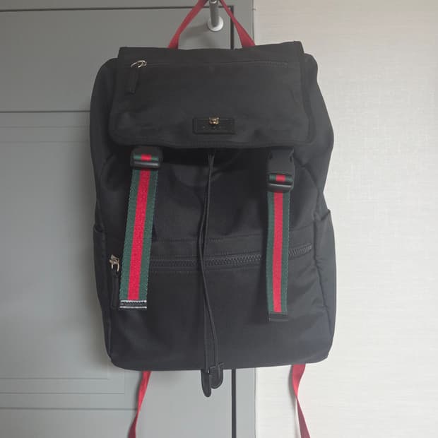 구찌 블랙 삼선 스트랩 백팩