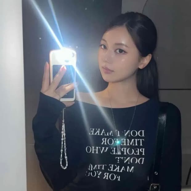 모니몽 미니멀 레터링 오프숄더 보트넥 긴소매티셔츠 롱슬리브 블랙