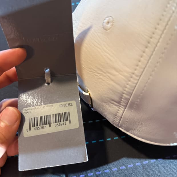 톰포드 23 S/S 금장 TF 로고 레더 볼캡 판매 합니다.