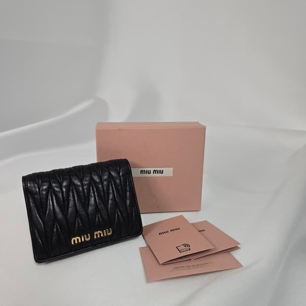 미우미우 마테라쎄  블랙 반지갑