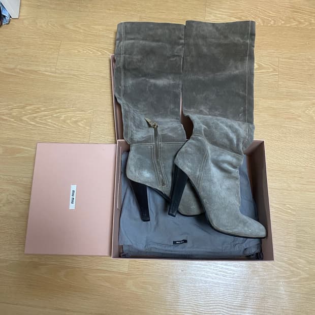 미우미우 정품 회색 스웨이드 부츠 10센치 사이즈 38.5