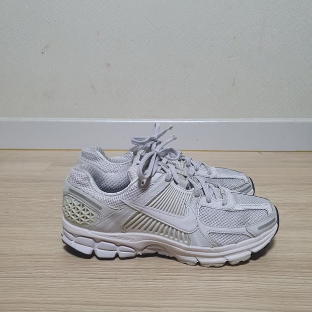나이키 줌 보메로 5 운동화 260