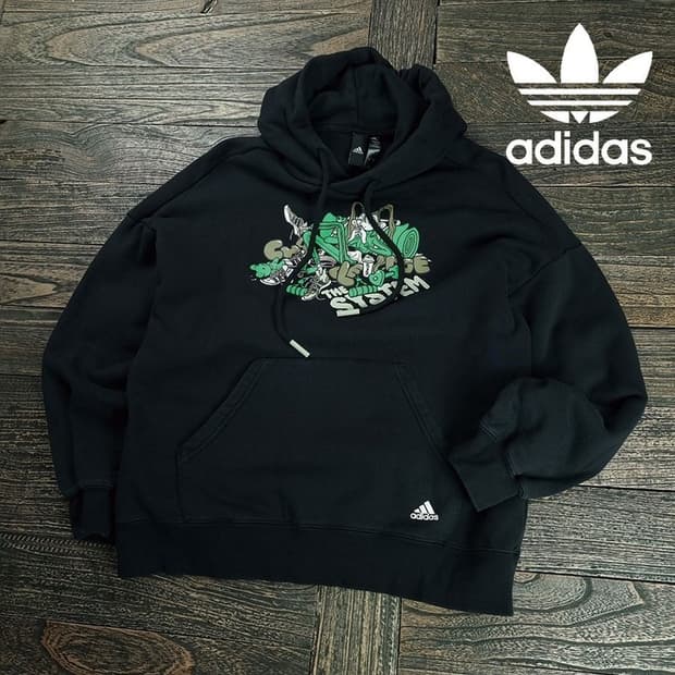 [아디다스] 로고 자수 그래픽 프린팅 오버핏 후드티 블랙 M19675