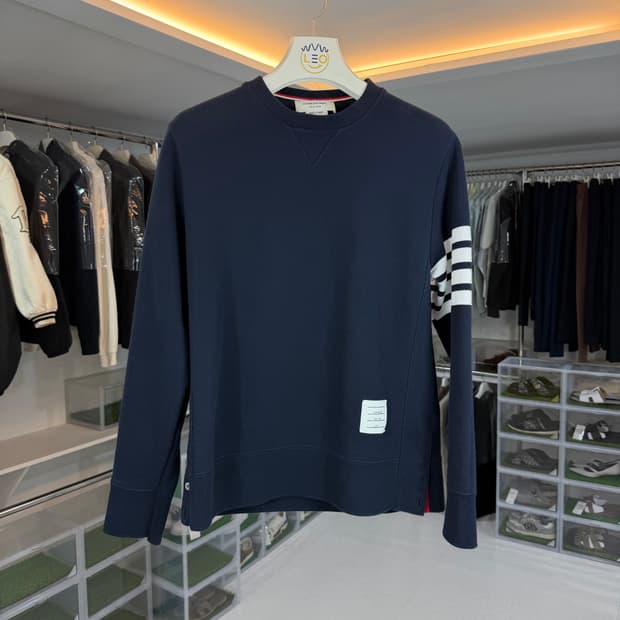 [리오브전포점] 톰브라운 사선 완장 자수 맨투맨