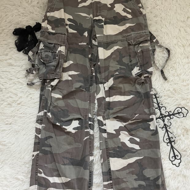 • Military Cargo Multi-Pocket Pants