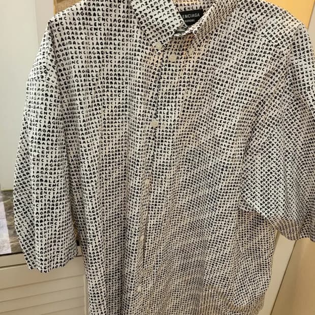 발렌시아가 셔츠 판매합니다.