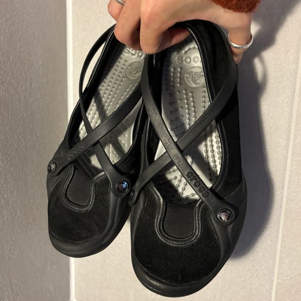 크록스 스웨이드 플랫슈즈