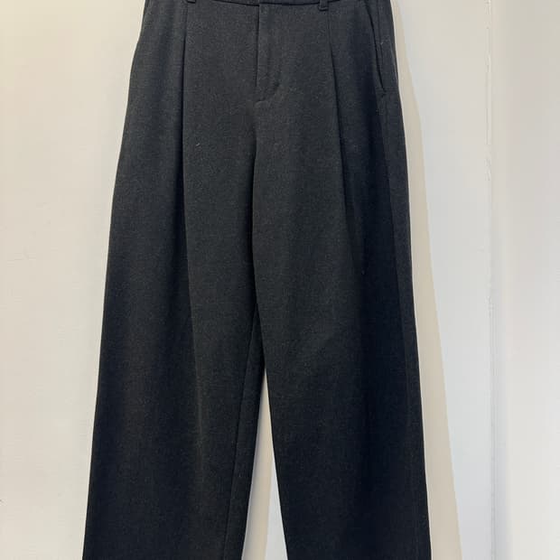 L) 유니클로 꼼뜨와데 꼬또니에 챠콜 그레이 핀턱 코튼 팬츠