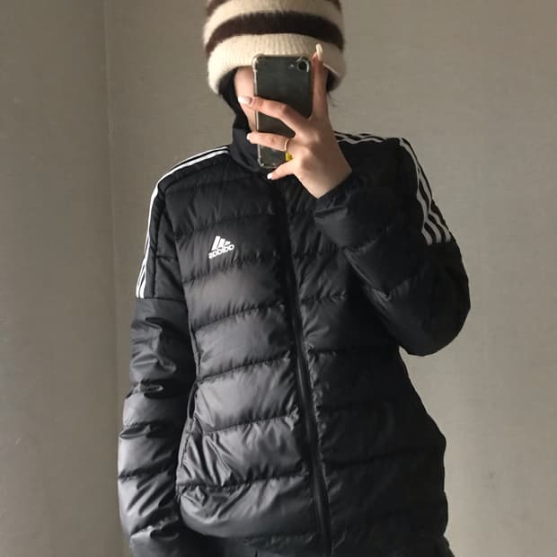 아디다스 검흰 패딩