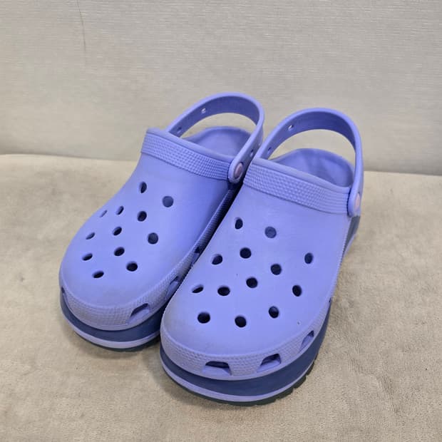 매력적인 라벤더 색상의 크록스 클래식 메가 크러쉬 클로그에요
두꺼운 플랫