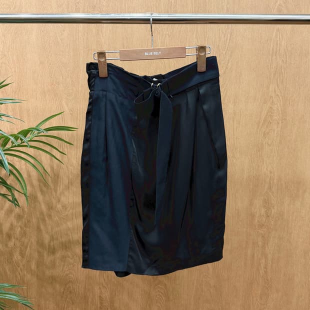 타임 미디 스커트 언발란스 배색 벨트 스트랩 핀턱 디테일 벌룬핏 블랙