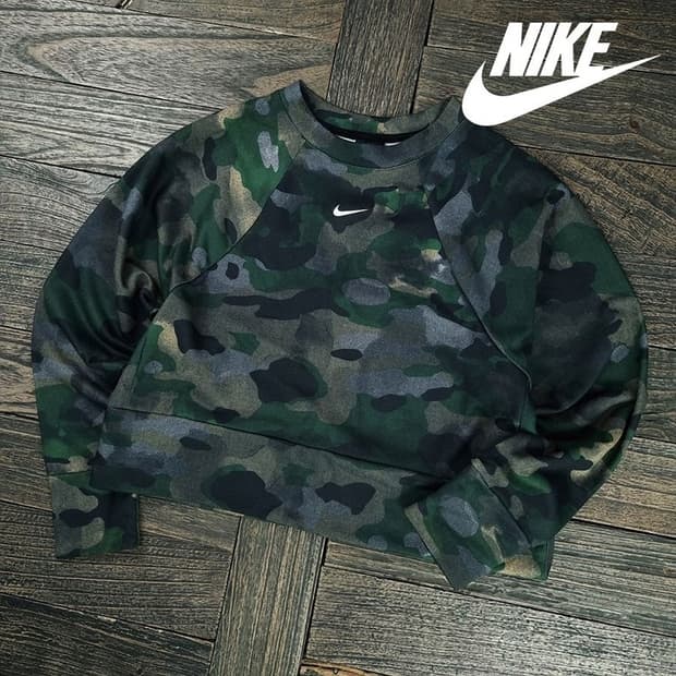 [나이키] 스우시 프린팅 카모 패턴 크롭 맨투맨 M19405