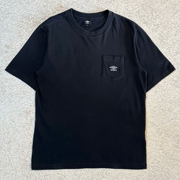 엄브로 UMBRO 원포켓 스몰로고 반팔 티셔츠 블랙