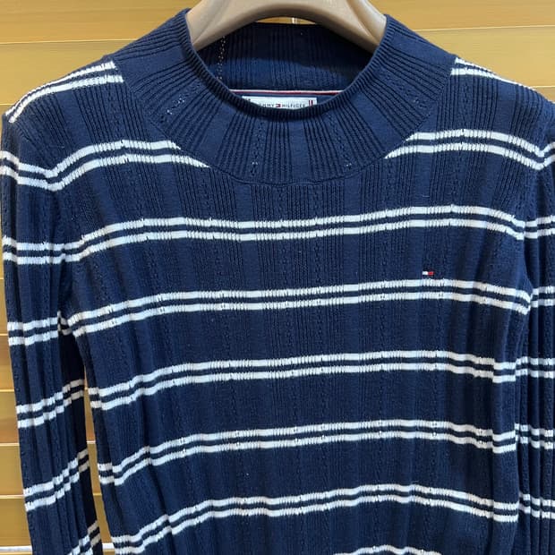 타미힐피거 여성 네이비 스트라이프 아일렛골지니트 니트티셔츠  