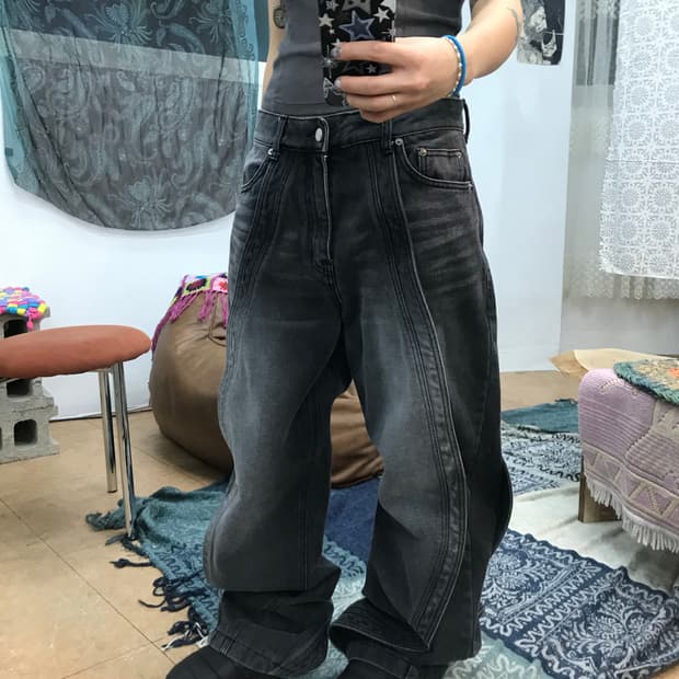 우알롱 절개 디테일 흑청 데님팬츠 