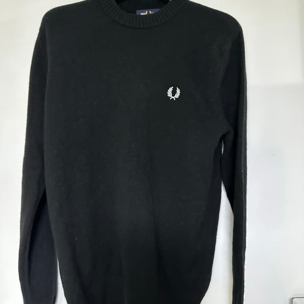 프레드페리 블랙 라운드넥 니트
