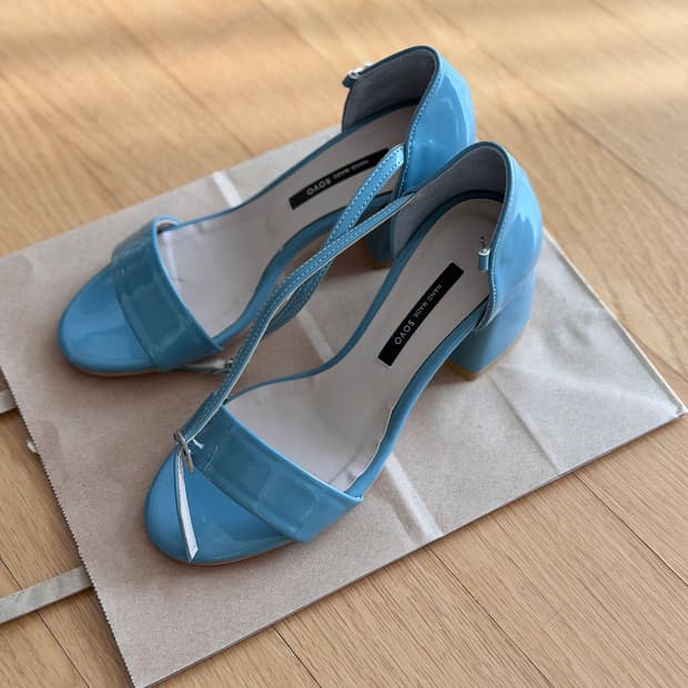 사뿐 하늘색 에나멜 샌들 구두