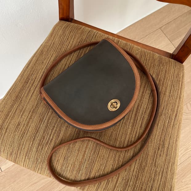 올드 코치 하프문 레더 크로스백