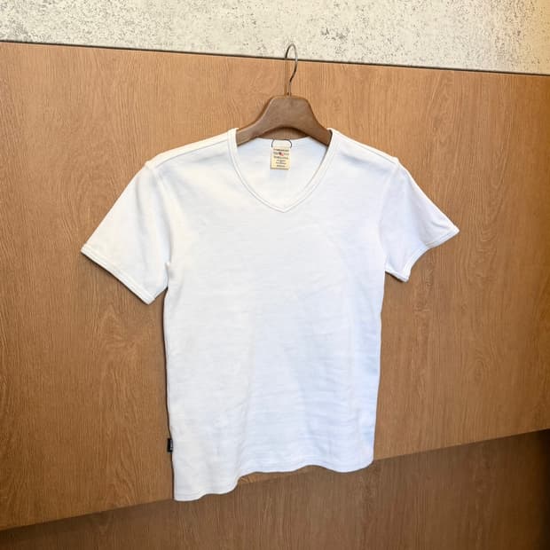 아비렉스 코튼 반팔 티셔츠 브이넥 무지 디테일 레귤러핏 화이트