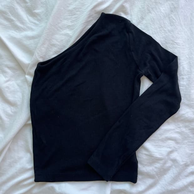 Wave 블랙 크롭 언발란스 롱슬리브 