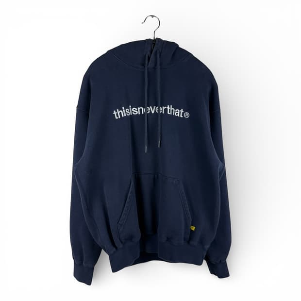 S) 디스이즈네버댓 자수로고 후드 티 네이비