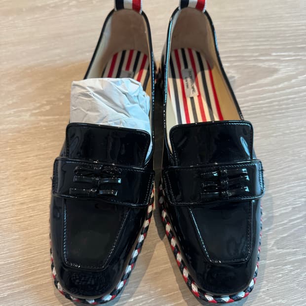 (W) 톰브라운 소프트 페이턴트 레더 스트라이프 코드 트림 레더 솔 보우