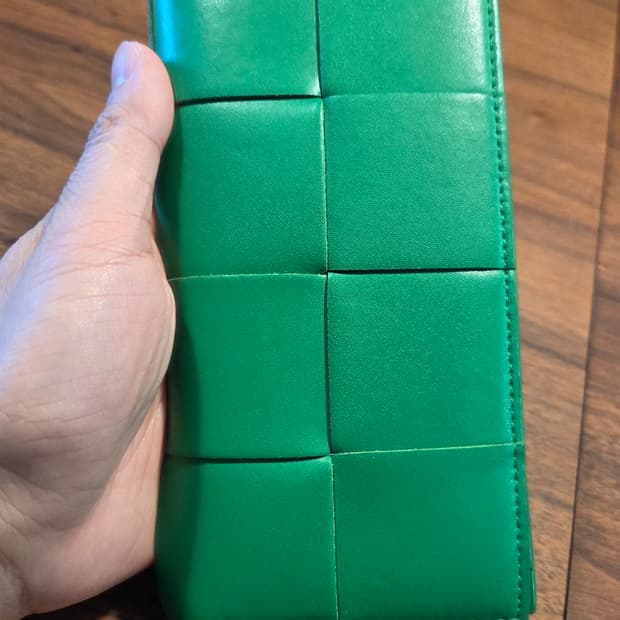 보테가베네타 그린 장지갑입니다.
