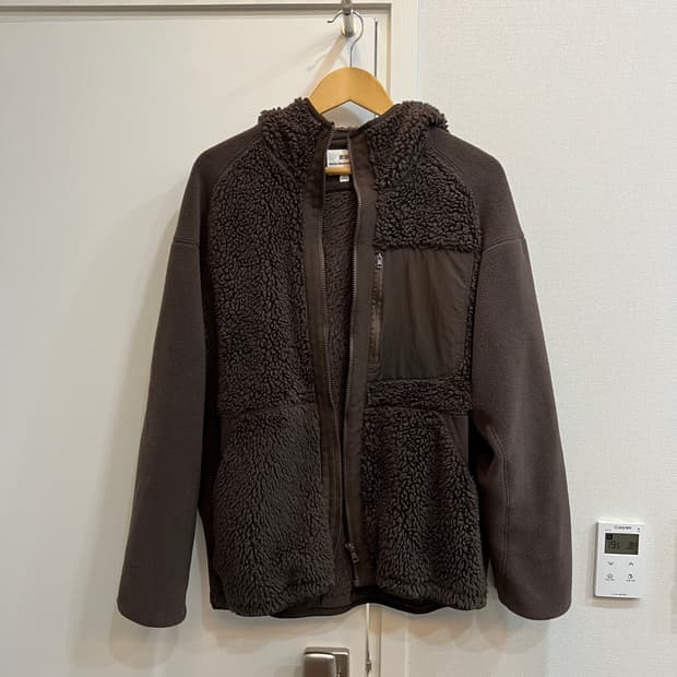 유니클로 x 화이트 마운티니어링 플리스 풀집 파카 다크 브라운 - KR