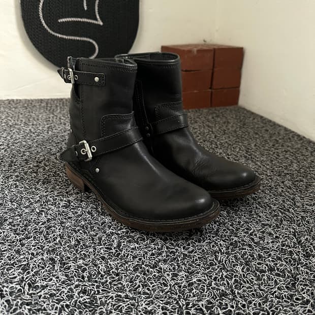 UGG 블랙 가죽 앵클 부츠 240
