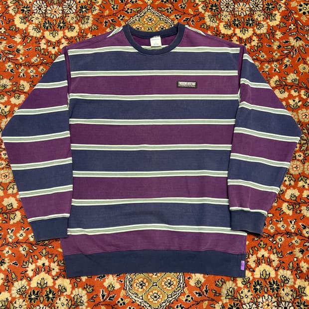 [L] 디스이즈네버댓 인터네셔널 스트라이프 블루퍼플 맨투맨