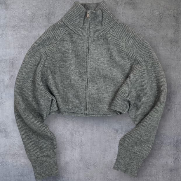 숲 SOUP 그레이 레터링 하이넥 크롭 니트 집업 