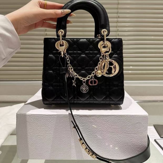 디올 레이디 디올 미니 백
까나쥬 스티칭 퀼트 블랙