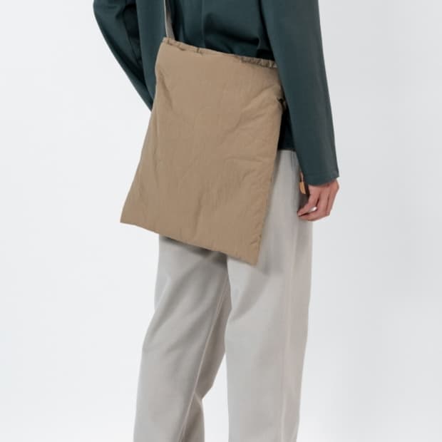 인사일런스 패디드 크로스 백 베이지